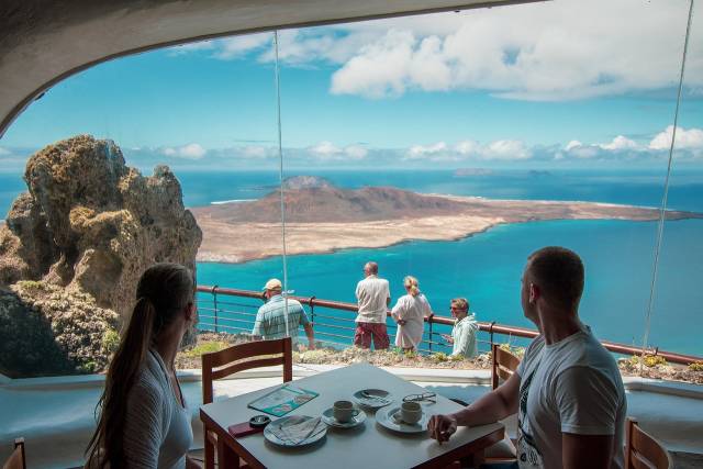 Kanárské ostrovy ✈ 4 tipy na obousměrné levné letenky na ostrov Lanzarote od 1.910 Kč