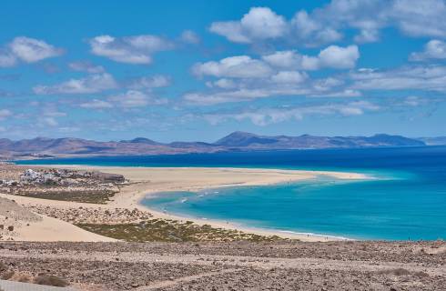 Kanárské ostrovy ✈ obousměrné levné letenky na Lanzarote z Bratislavy, Vídně a Prahy od 1.906 Kč