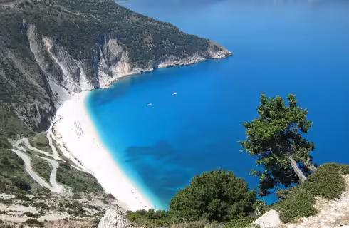Jezero Melissani a víno robola ✈ Akční letenky na řeckou Kefalonii z Prahy za 5 290 Kč se Smartwings