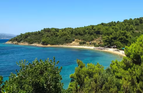 Ryanair ✈ Řecko - Tip na rezervaci zpáteční levné letenky na Skiathos z Bratislavy od 1 545 Kč