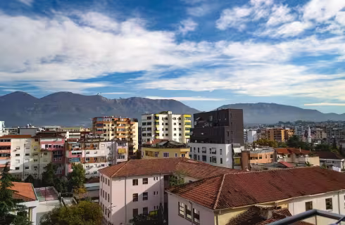 Barevná balkánská Tirana pod horou Dajti ✈ Letenky do Albánie z Bratislavy od 790 Kč s Wizz Air