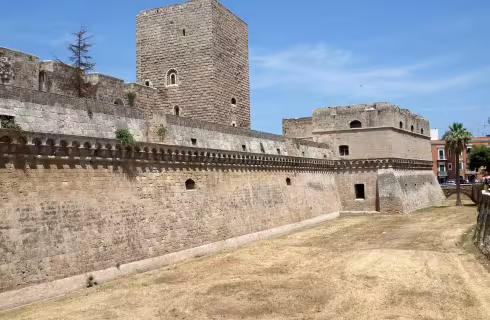 Za skalnatými zátokami Apulie do italského Bari ✈ Zpáteční levné letenky z Prahy od 1 825 Kč s Ryanairem
