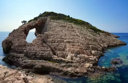 Za vrakem lodi a jeskyněmi na Zakynthos ✈ Zpáteční levné letenky z Vídně od 2 229 Kč s Ryanairem