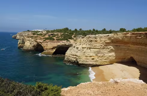 Za jeskyní Benagil a Algarve do portugalského Fara ✈ Zpáteční levné letenky z Vídně od 2 226 Kč s Ryanairem