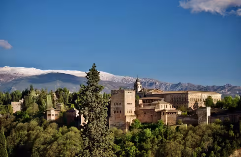 Za Alhambrou a maurskou Andalusií do Granady ✈ Zpáteční akční letenky z Prahy za 3 990 Kč s Iberií