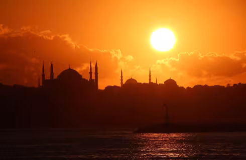 Na pomezí Evropy a Asie v tureckém Istanbulu ✈ Zpáteční levné letenky z Prahy od 3 290 Kč s Pegasem