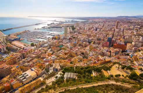 Slunná Costa Blanca a moře ve španělském Alicante ✈ Zpáteční levné letenky z Bratislavy od 1 120 Kč s Wizz Air