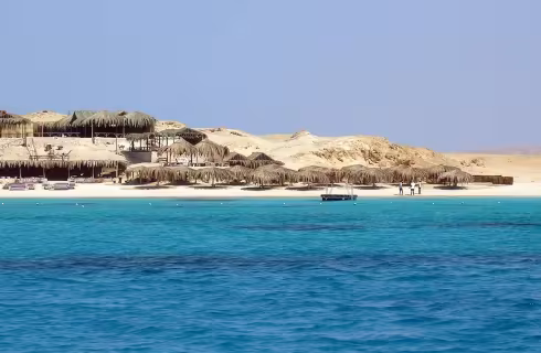 Za zimním útěkem k moři do egyptské Hurghady ✈ Zpáteční akční letenky z Bratislavy za 3 590 Kč s Pegasem