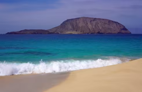 Na vulkanický ostrov Lanzarote na Kanárech ✈ Zpáteční levné letenky z Bratislavy od 1 950 Kč s Ryanair