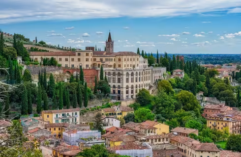K aréně a Gardskému jezeru do italské Verony ✈ Zpáteční levné letenky z Prahy od 1 663 Kč s Voloteou