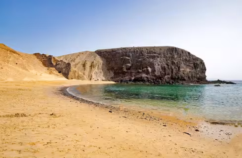 Kanárský ráj bez davů ✈ Zpáteční levné letenky na kanárské Lanzarote z Bratislavy od 1 783 Kč s Ryanair