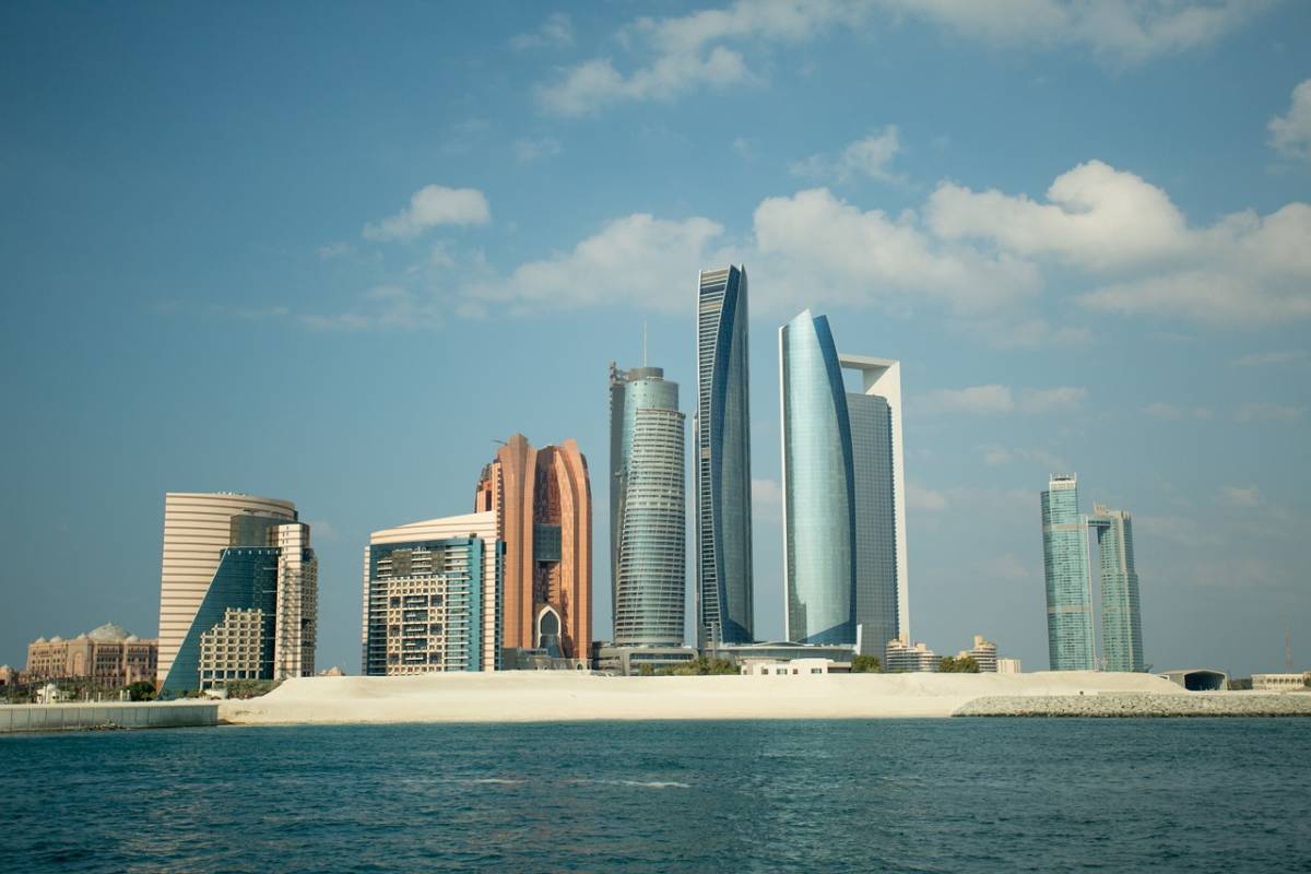 HIT! Wizz Air - Emiráty - levné letenky Abu Dhabi (zpáteční) už za 1.898,- kč