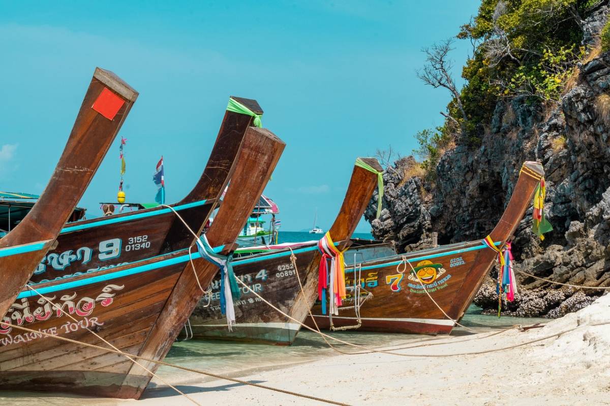 Hainan Airlines ✈ Thajsko - obousměrné levné letenky na ostrov Phuket z Prahy 14.590 Kč