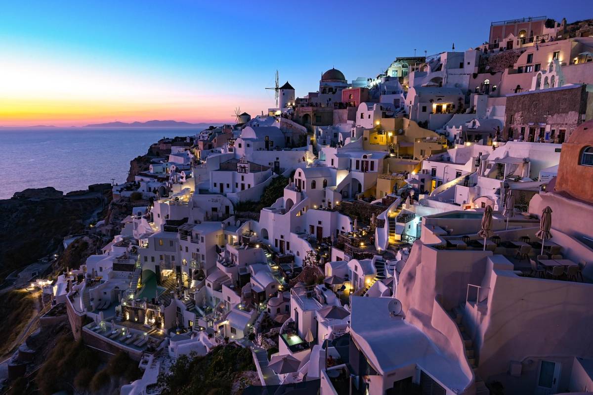 Řecko ✈ obousměrné levné letenky na ostrov Santorini z Vídně od 2.097 Kč