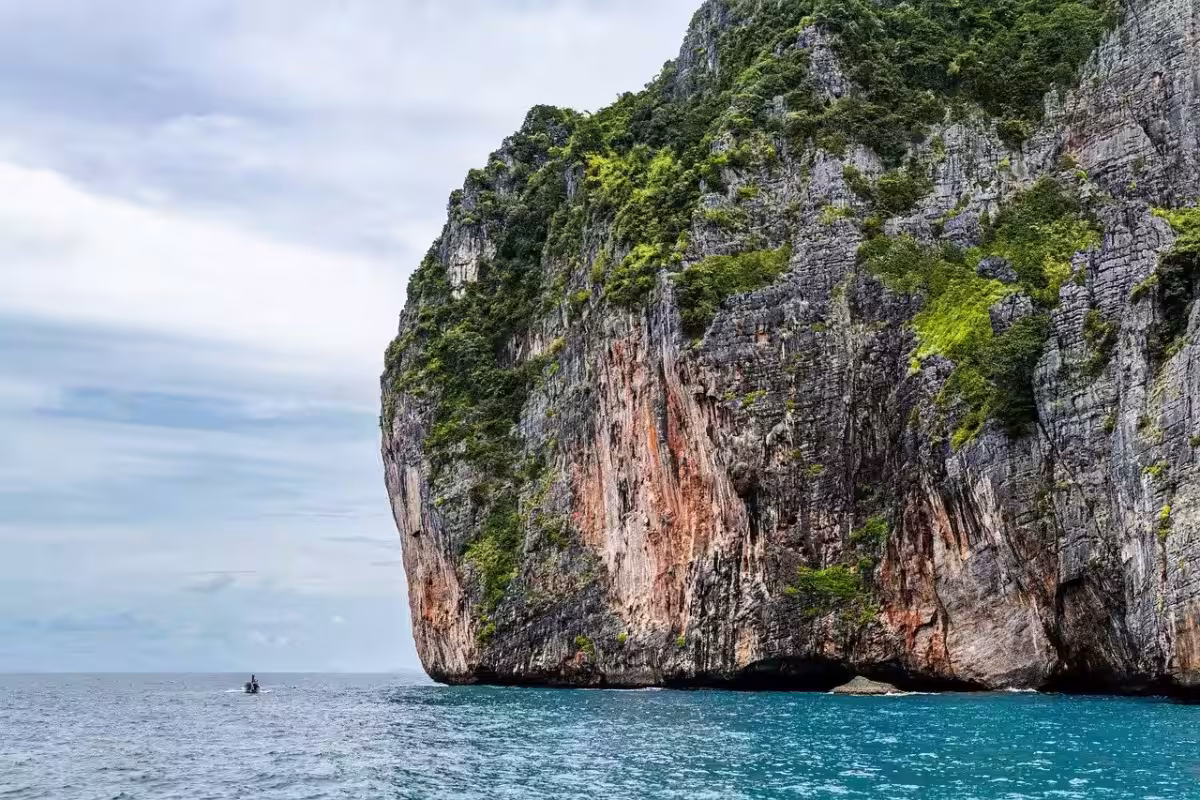 Oman Air ✈ Thajsko - Tip na rezervaci zpáteční akční letenky na Phuket z Prahy 15 990 Kč