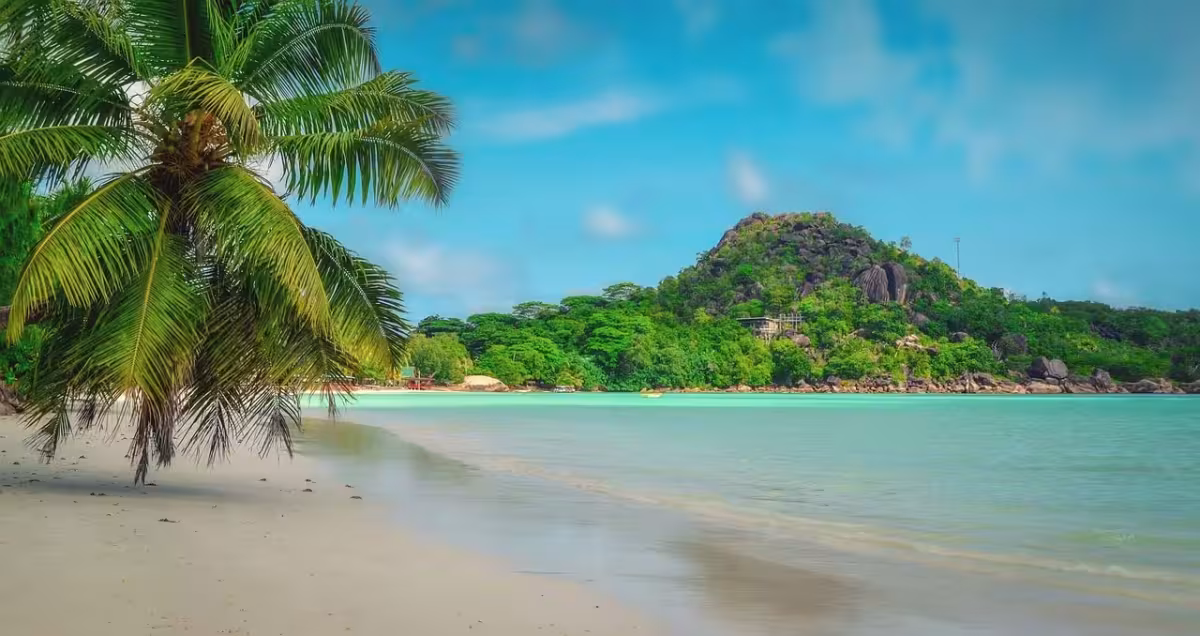 Seychelský Praslin Island a Anse Lazio ✈ Zpáteční akční letenky z Vídně za 19 490 Kč s Etihadem