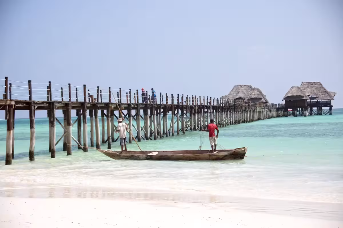 S delfíny u tanzanského Zanzibaru ✈ Zpáteční akční letenky z Vídně za 13 790 Kč s Condorem