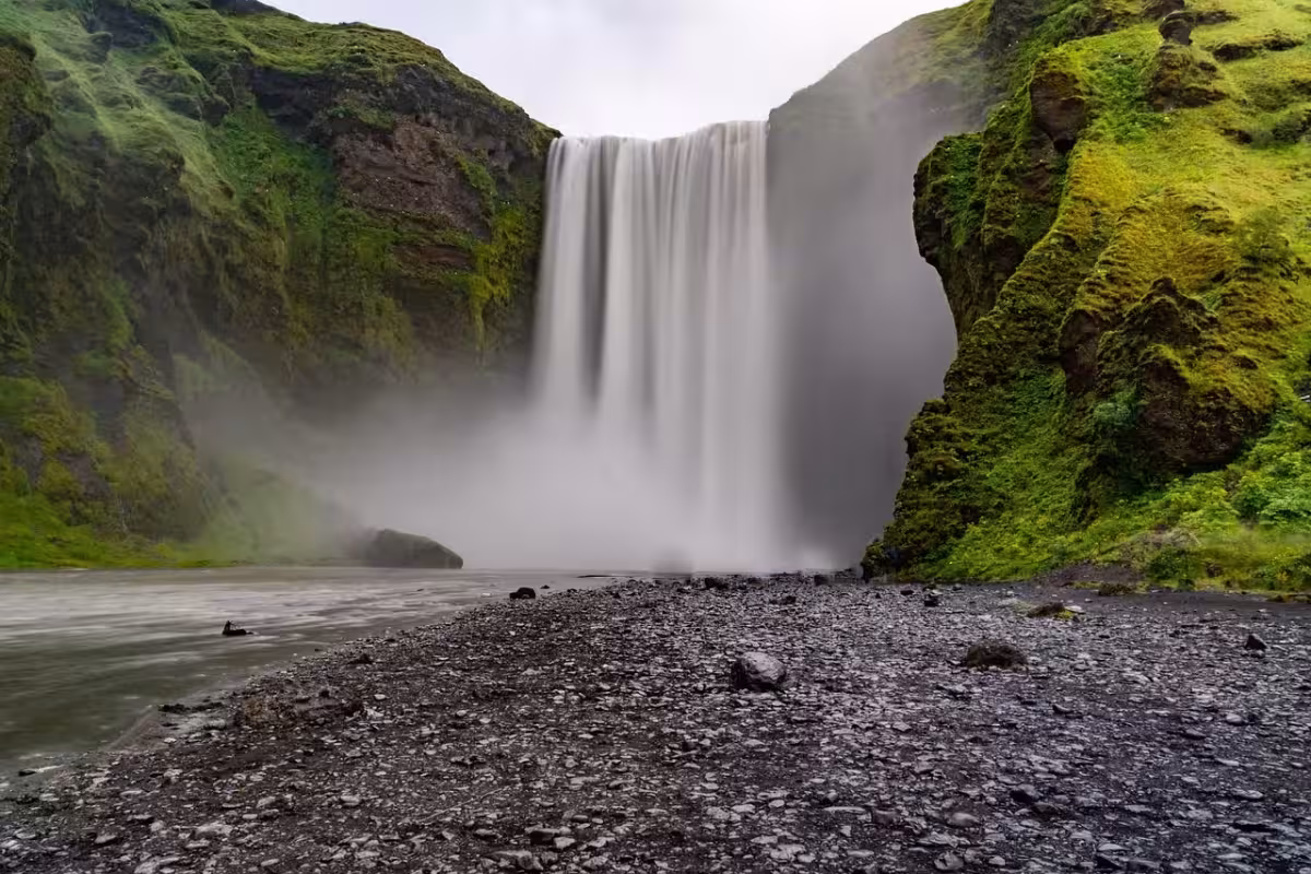 Ke gejzírům na zimní Island ✈ Zpáteční akční letenky do Reykjavíku z Prahy za 5 390 Kč s LOT