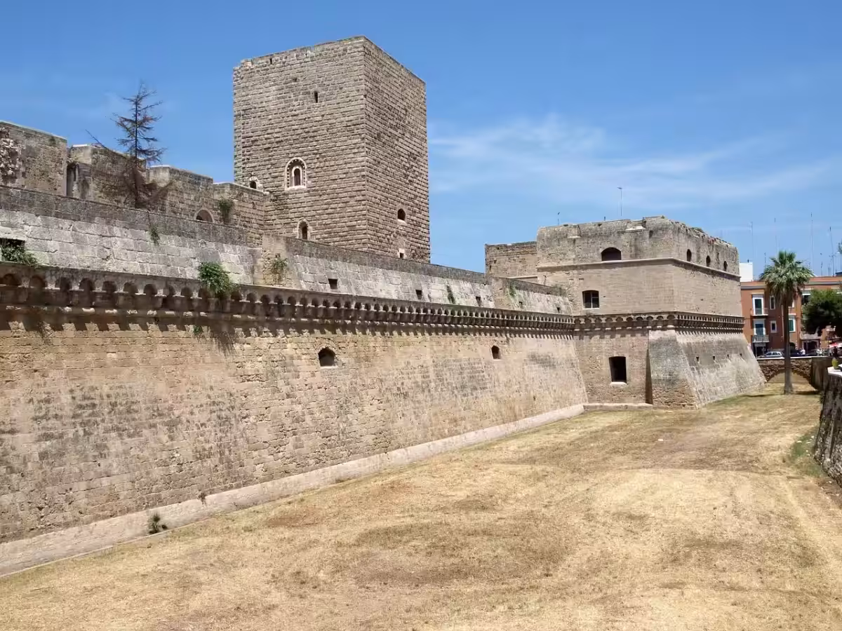 Za skalnatými zátokami Apulie do italského Bari ✈ Zpáteční levné letenky z Prahy od 1 825 Kč s Ryanairem