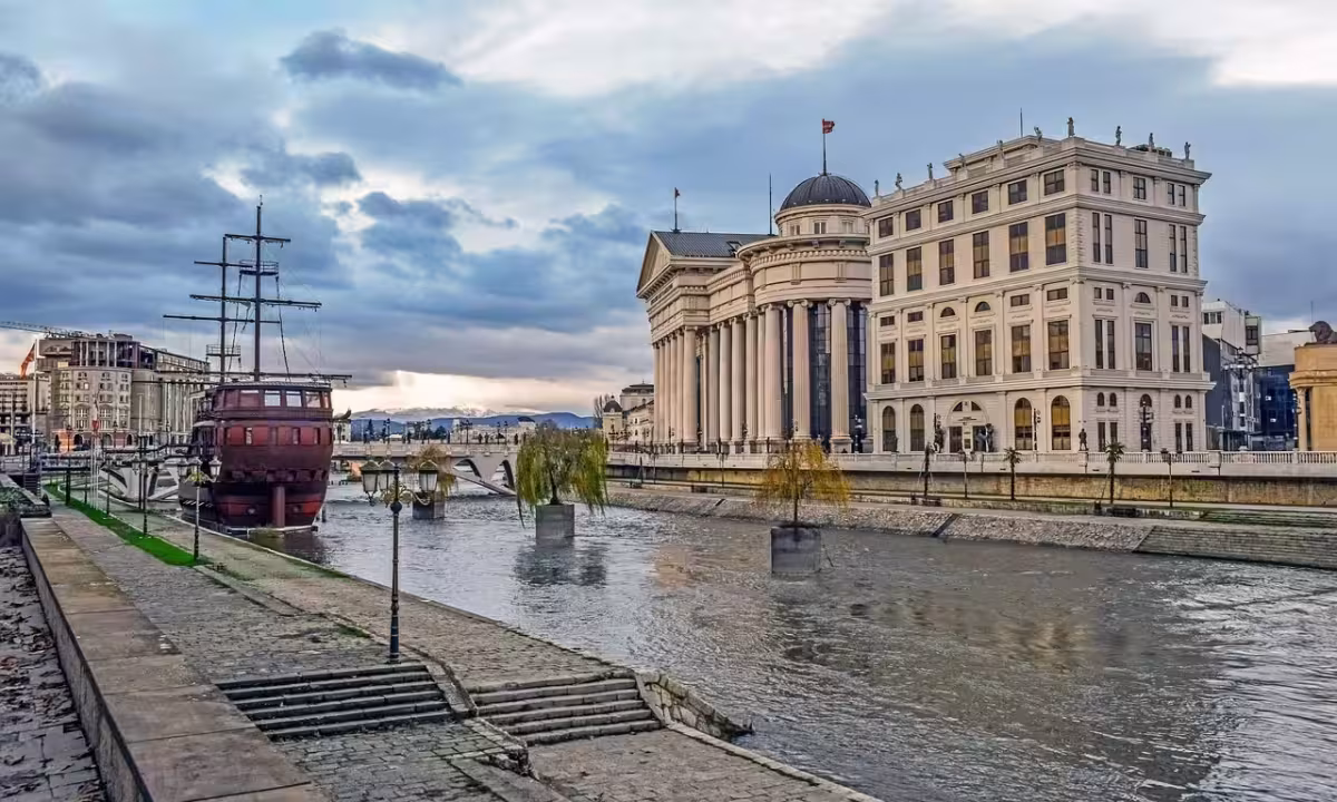 Brána k Ohridskému jezeru v makedonském Skopje ✈ Zpáteční levné letenky z Prahy od 1 006 Kč s Wizz Air