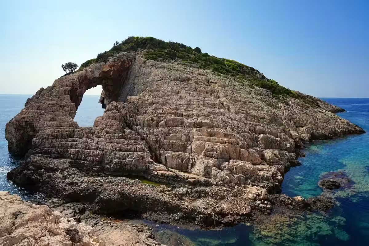 Za vrakem lodi a jeskyněmi na Zakynthos ✈ Zpáteční levné letenky z Vídně od 2 229 Kč s Ryanairem