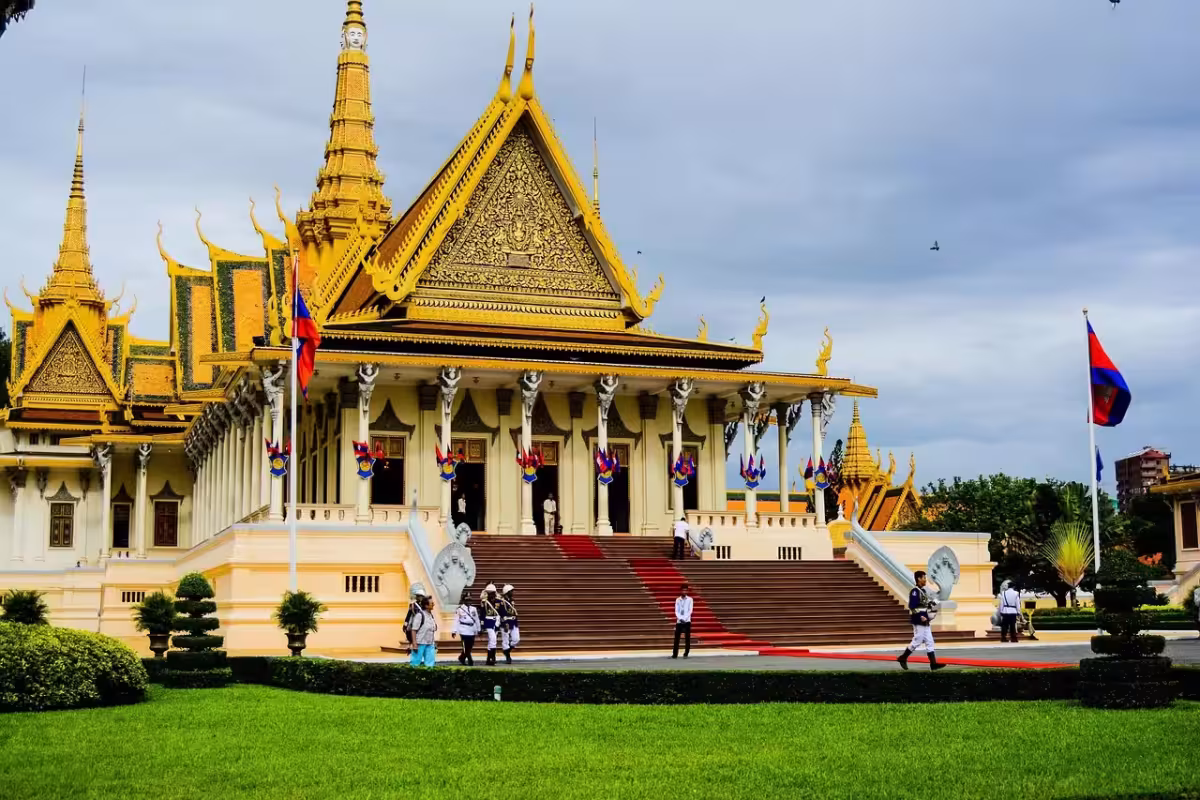 Za chrámy Angkoru do Phnom Penhu ✈ Zpáteční akční letenky z Budapešti za 14 290 Kč s China Southern
