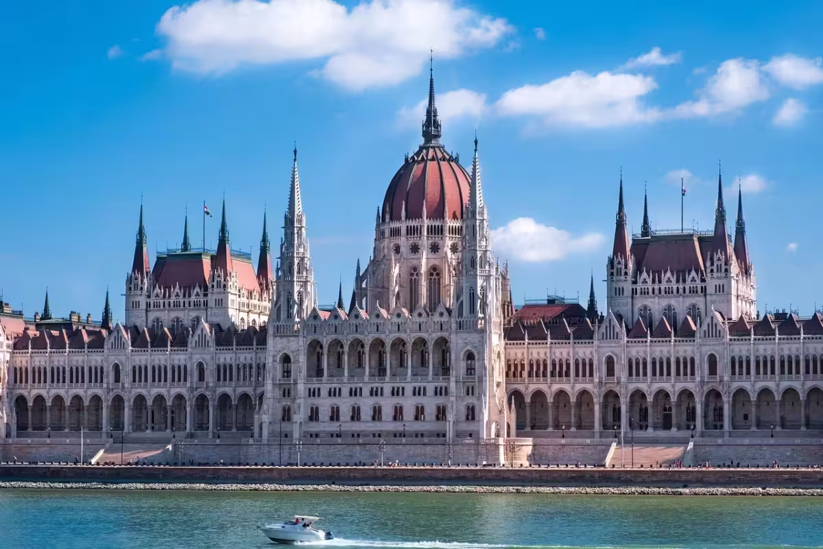 Za lázněmi a Dunajem do Budapešti ✈ Zpáteční levné letenky z Prahy od 1 381 Kč s Ryanairem