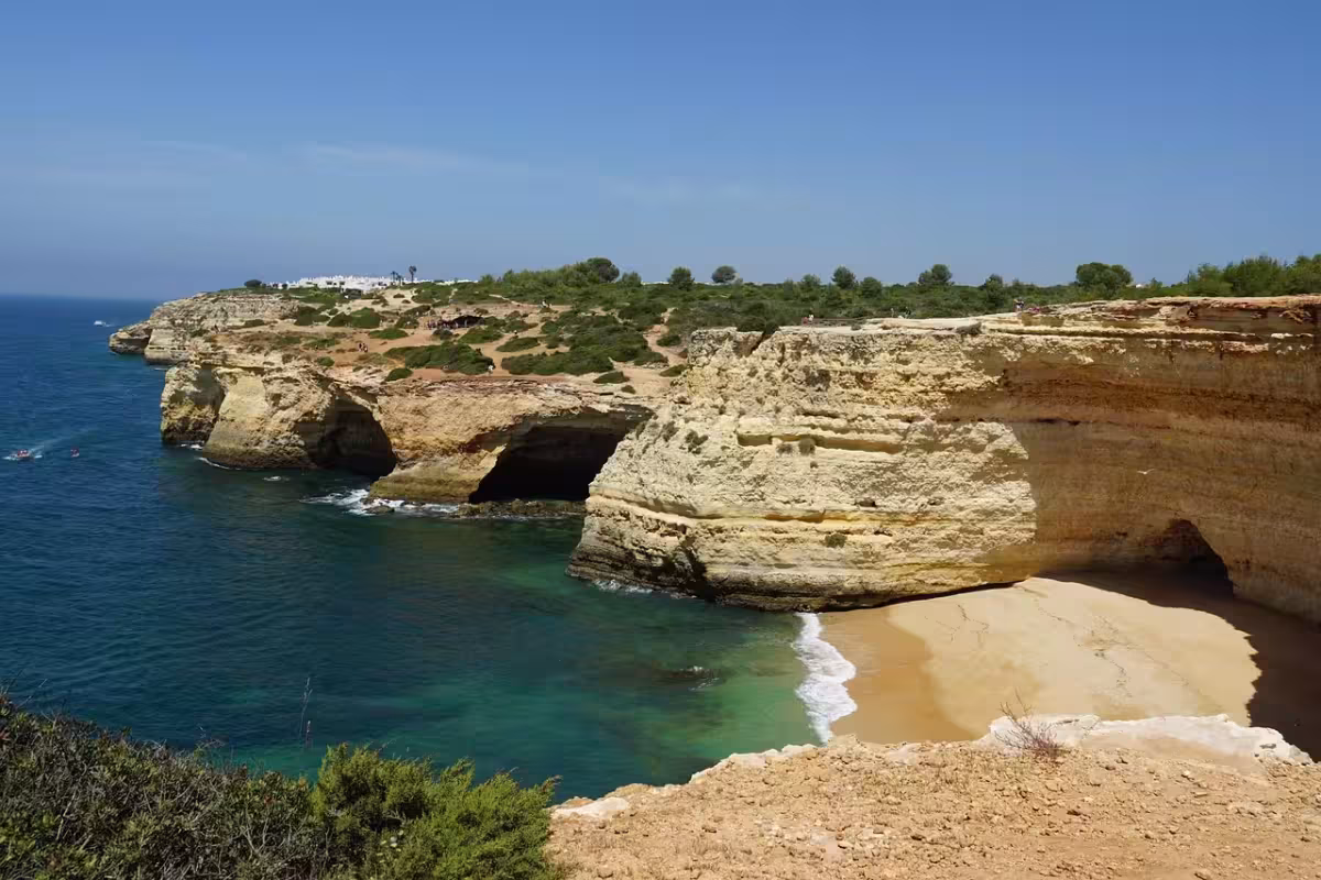 Za jeskyní Benagil a Algarve do portugalského Fara ✈ Zpáteční levné letenky z Vídně od 2 226 Kč s Ryanairem