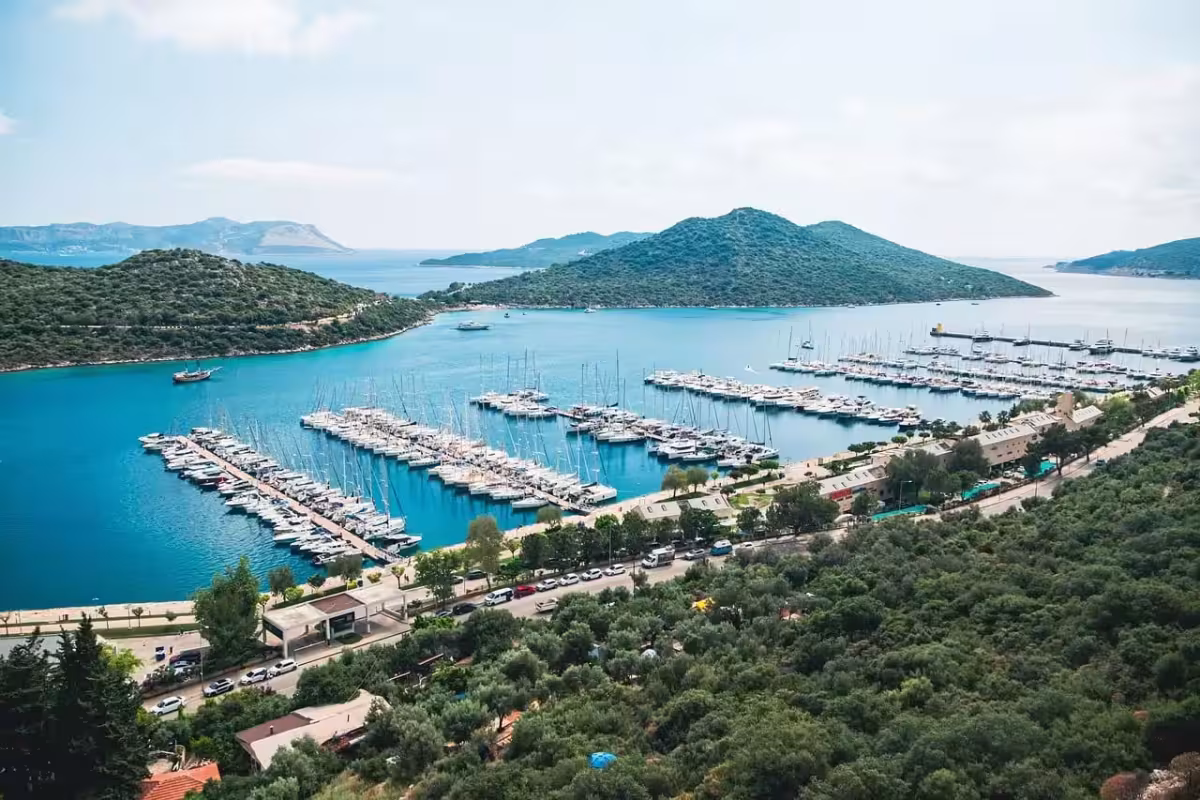 Akční zpáteční letenky Praha–Antalya se Smartwings za 5 290 Kč. Přímý let za 2 h 55 min na tureckou riviéru, koupání až do října. Přílet na hlavní letiště