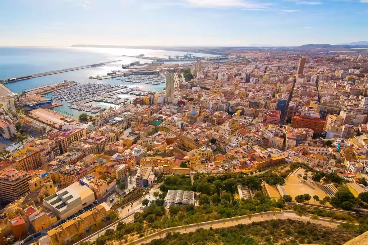 Slunná Costa Blanca a moře ve španělském Alicante ✈ Zpáteční levné letenky z Bratislavy od 1 120 Kč s Wizz Air