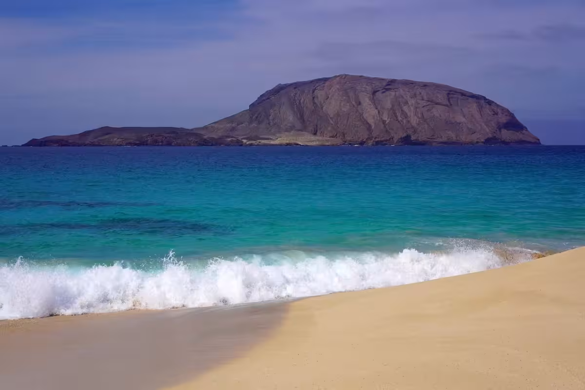Na vulkanický ostrov Lanzarote na Kanárech ✈ Zpáteční levné letenky z Bratislavy od 1 950 Kč s Ryanair