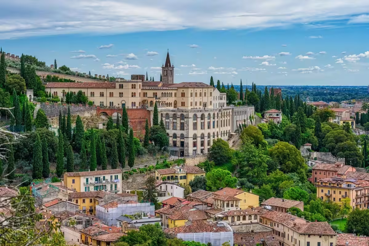K aréně a Gardskému jezeru do italské Verony ✈ Zpáteční levné letenky z Prahy od 1 663 Kč s Voloteou