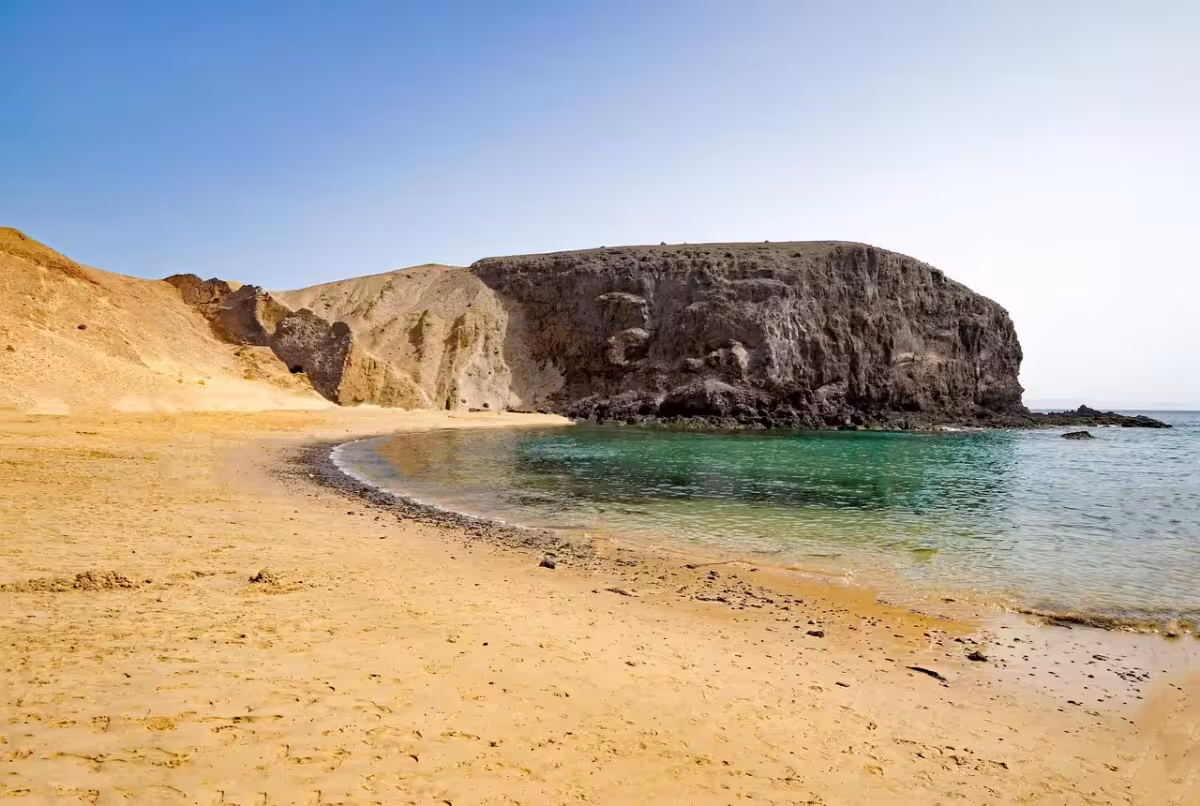 Kanárský ráj bez davů ✈ Zpáteční levné letenky na kanárské Lanzarote z Bratislavy od 1 783 Kč s Ryanair